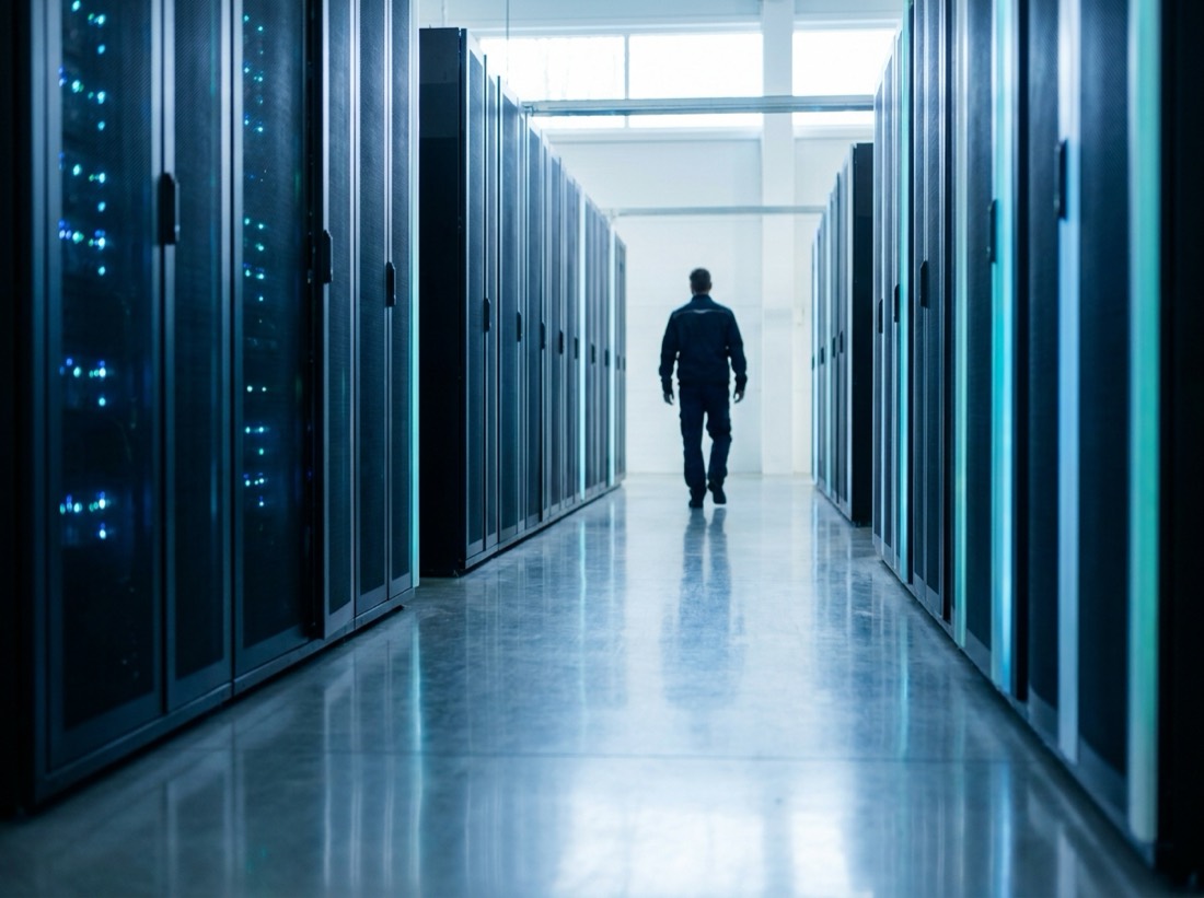 Corredor de um data center com racks de servidores